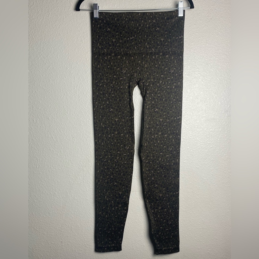 SPANX Look At Me Now Seamless Leggings in Olive Leopard - New, All Sizes - Picture 10 of 10